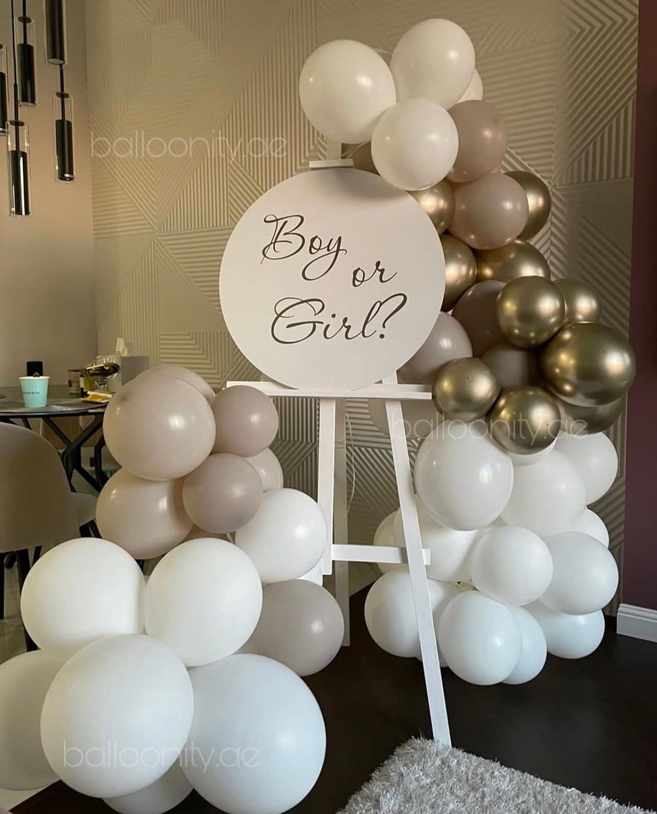 Customizzed easel with balloon garland